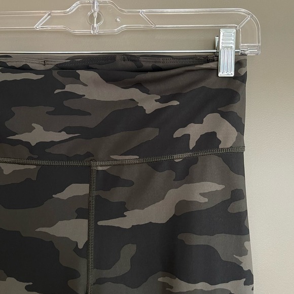 Athleta Ultimate Stash Pocket Camo 7/8 Tight Sz Small Athletic Activewear - Picture 10 of 16